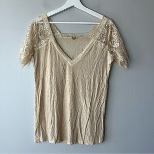 POL Cream Honey Lace Sleeve V-Neck Short-Sleeved Top Medium
